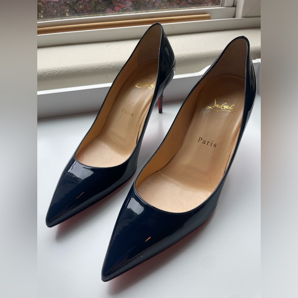 CHRISTIAN LOUBOUTIN 
Patent Decollete 554 70 Pumps 37.5